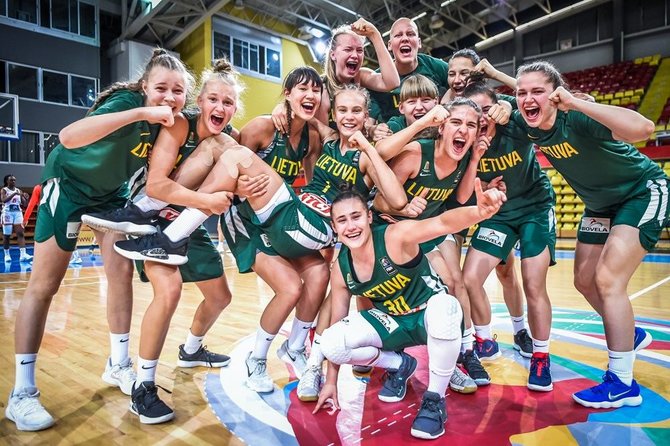 FIBA nuotr./Justė Jocytė ir Lietuvos U16 merginų rinktinė