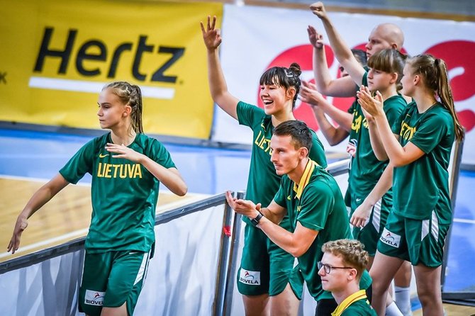 FIBA nuotr./Justė Jocytė ir Lietuvos U16 merginų rinktinė