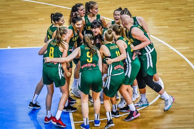 FIBA nuotr./Justė Jocytė ir Lietuvos U16 merginų rinktinė