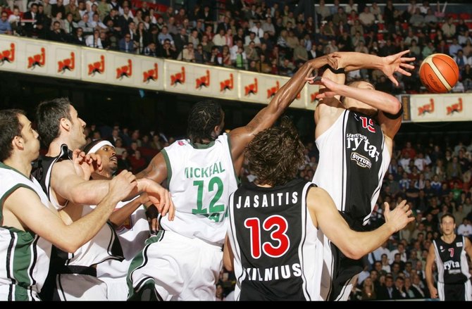 Getty Images/Euroleague.net nuotr./Nenadas Čanakas 2005 ULEB taurės finale (kairėje kampe)