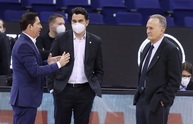 Getty Images/Euroleague.net nuotr./Xavi Pascualis (kairėje), Israelis Gonzalezas ir Aito Garcia Renesesas