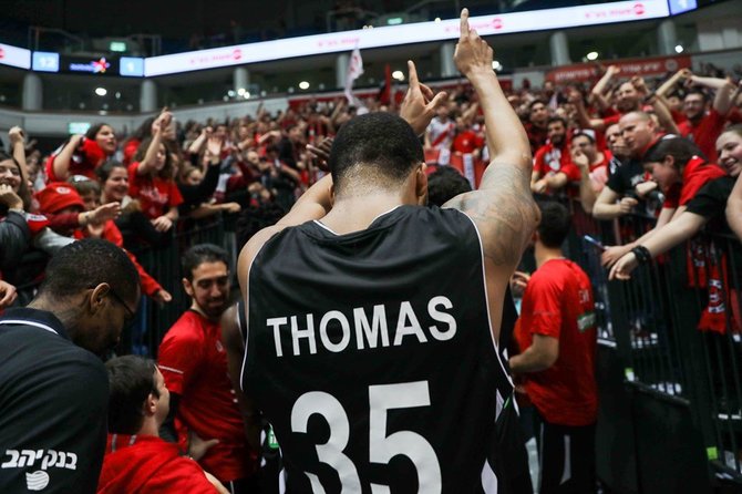FIBA nuotr./TaShawnas Thomasas ir Jeruzalės „Hapoel“ sirgaliai