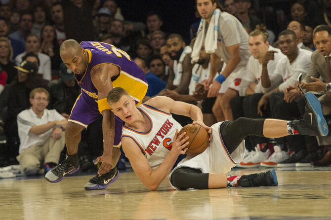 „Scanpix“/AP nuotr./Kristapas Porzingis ir Kobe Bryantas