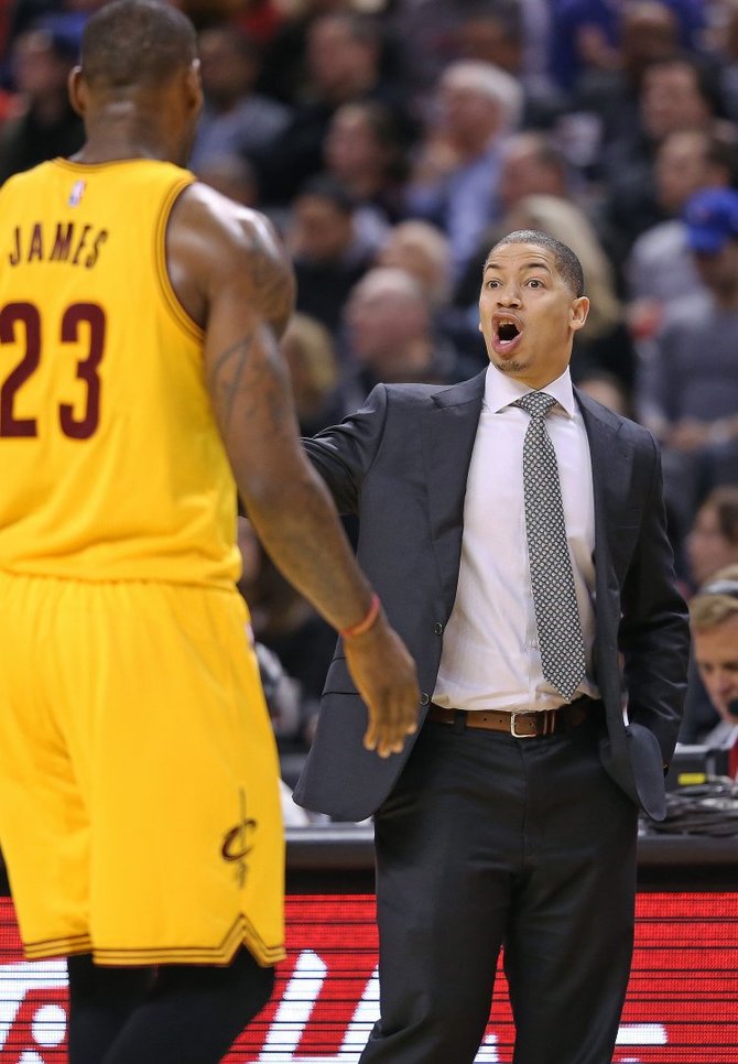 AFP/„Scanpix“ nuotr./LeBronas Jamesas ir Tyronas Lue