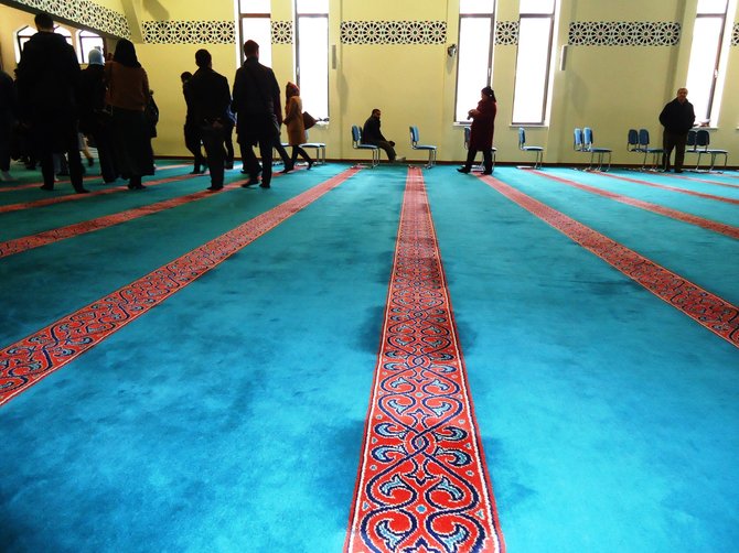 Mečetės pamaldų salės grindys - dryžuotos, kad tikintieji žinotų, kur klauptis.