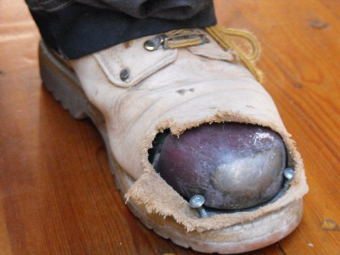 Flickr.com/Darbui statybose būtini metalu kaustyti batai.