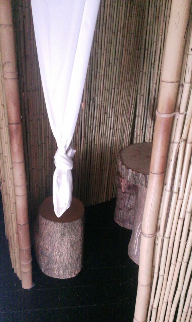 Staliukus vieną nuo kito skiria aukšta bambukinė tvirelė bei užuolaida.