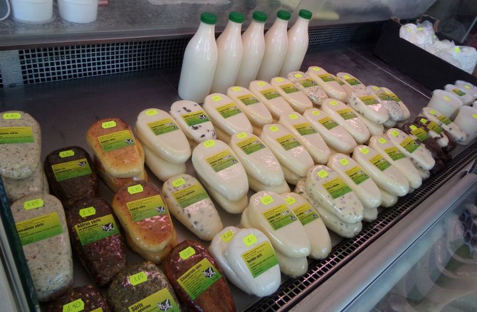 Partnerio nuotr./Ūkininkai gamina ir turgavietėje parduoda pieną, grietinę, sviestą, jogurtą, varškę, sūrius. 