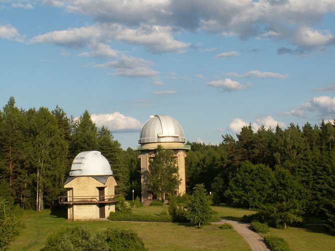 S. Lovčiko nuotr./VU Teorinės fizikos ir astronomijos instituto Molėtų Astronomijos observatorijos 63 cm ir 165 cm teleskopų bokštai