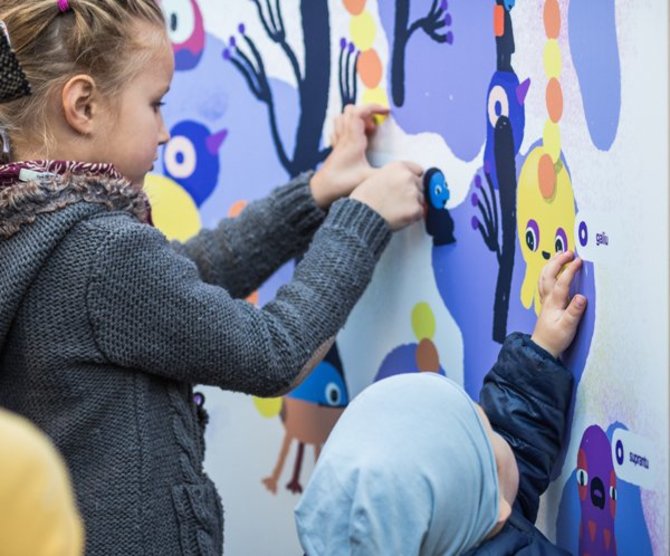 Organizatorių nuotr./Spalio 3 d. Kaune M. Žilinsko dailės galerijos prieigose buvo pastatyta interaktyvi instaliacija „Jausmų žemėlapis“, kuria siekiama atkreipti dėmesį į vaikų jausmų pasaulį ir jo įvairovę