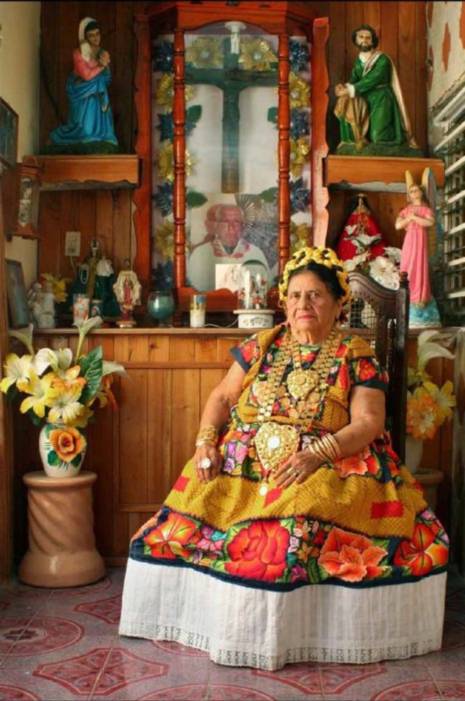 Festivalio metu atidaryta meksikiečių fotografo Arturo Betancourt paroda „Tehuanas. Gėlių moterys“