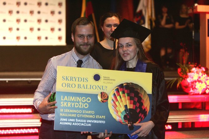 Z.Ripinskio nuotr./Skrydžio oro balionu laimėtoja M. Staponkutė su ŠU alumnų asociacijos prezidentu K. Palikevičiumi