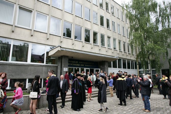 Z.Ripinskio nuotr./ŠU Technologijos fakuleto absolventai po diplomų įteikimo iškilmių