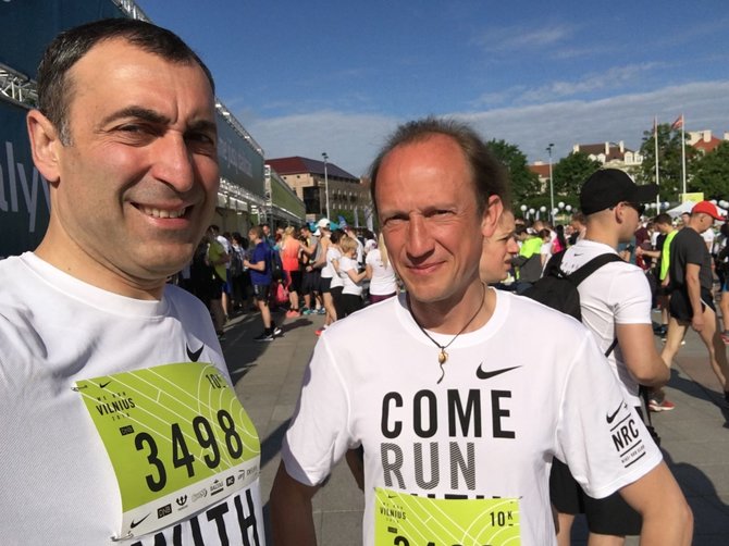 Asmeninio archyvo nuotr./Algirdas Malakauskis (kairėje) ir Evaldas Darulis dalyvauja „We Run Vilnius“ bėgime