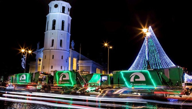 Užsakovo nuotr./Į gatves išriedėjo kalėdiškai papuoštos šiukšliavežės