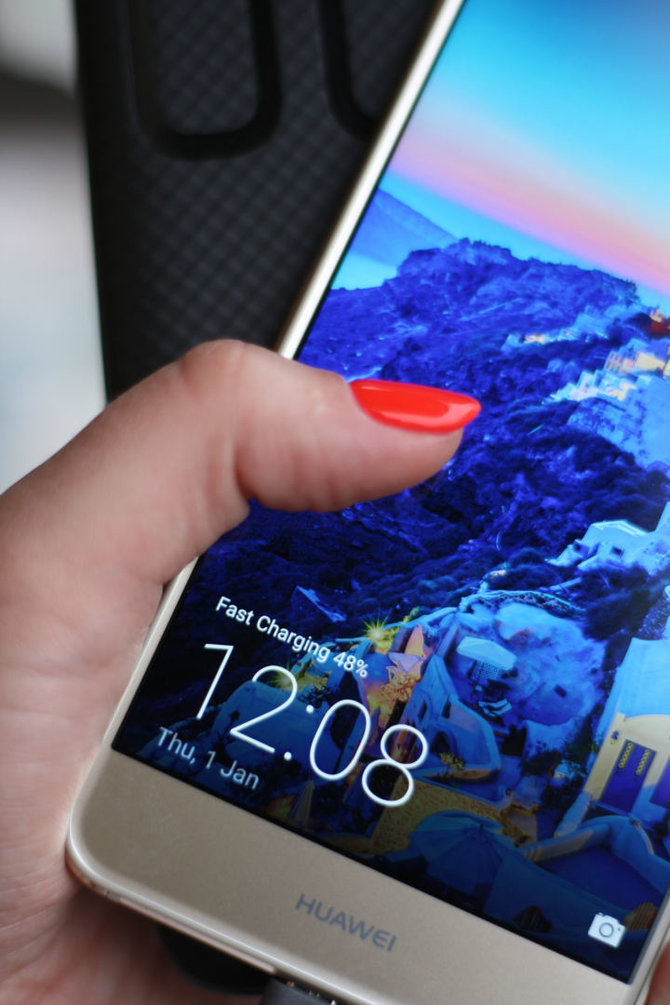 Projekto partnerio nuotr./„Huawei Supercharge“ technologija leis greitai įkrauti telefoną