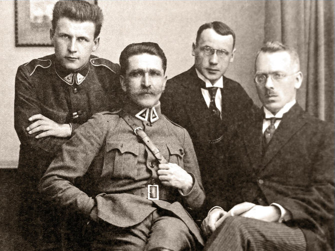 Archyvo nuotr./J.Šaulio vadovaujama Lietuvos misija Varšuvoje 1919 m. balandžio 18 – gegužės 23 d. Iš kairės sėdi Generalinio štabo karininkas Mykolas Velykis, delegacijos vadovas J.Šaulys.