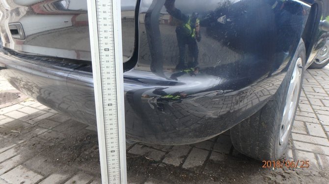 Kauno apskrities policijos nuotr./Girtas garliaviškis vienu automobiliu taranavo namo tvorą, kitu – šulinį