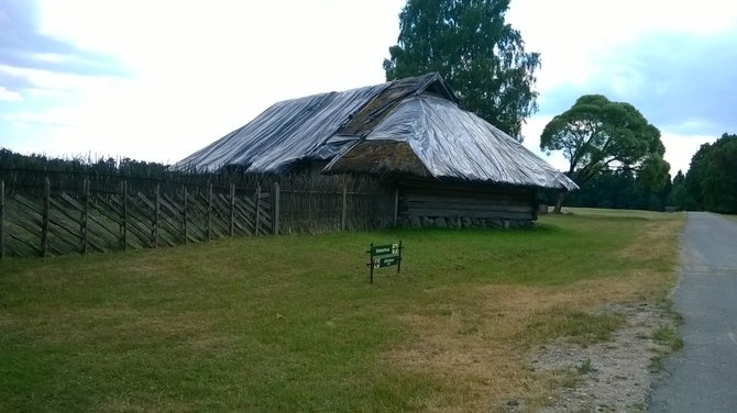 Skaitytojos nuotr./Rumšiškių muziejaus stogai, apdengti plėvele