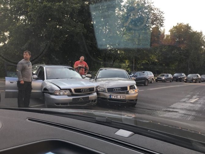 Kur stovi policija Kaune grupės nuotr./Dviejų „Audi“ avarija Kaune