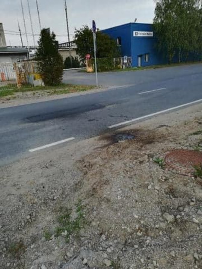 Skaitytojo Donato nuotr./Sugadinto asfalto atitaisymo darbai Kauno Lazdijų gatvėje
