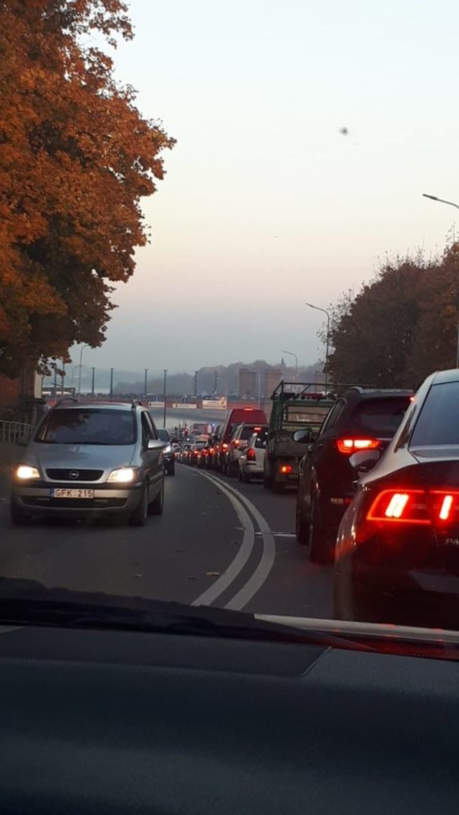Kur stovi policija Kaune nuotr./Dėl nelaimės ant Vytauto Didžiojo tilto nusidriekė mašinų eilės