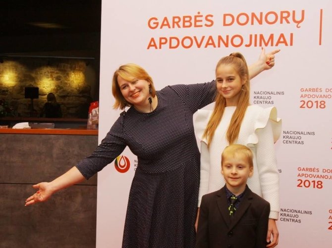 Kraujo donorystės Kaune „Facebook“ nuotr./150 donorų kraujo sulaukusi Deimantė su mama ir broliu