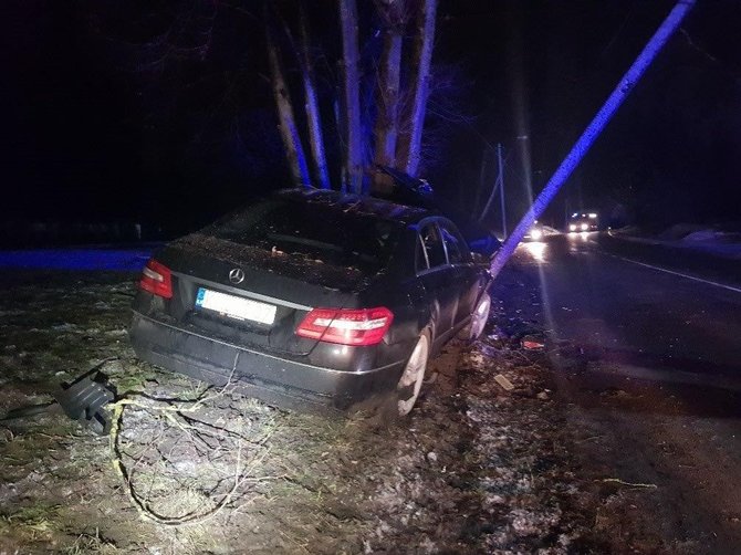 Kauno apskrities VPK nuotr./„Mercedes-Benz“ avarija Biruliškių gatvėje Kaune