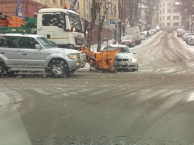 Kur stovi policija Kaune grupės nuotr. /Kaune sniego valytuvas susidūrė su BMW