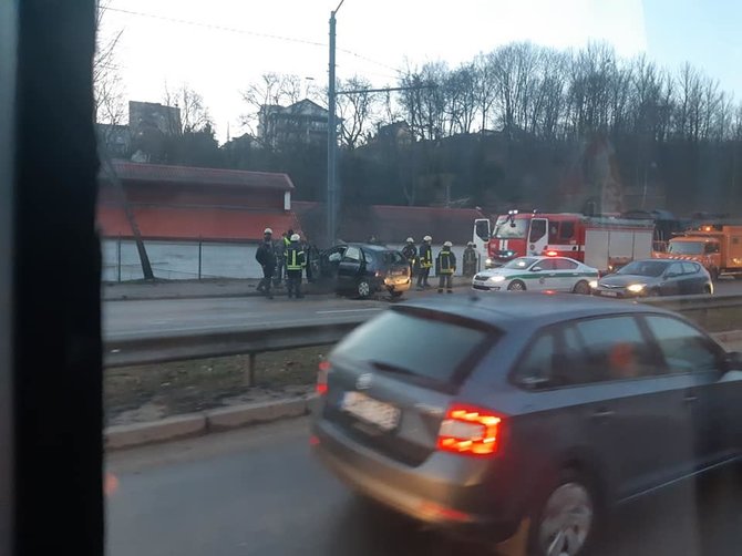 Kur stovi policija Kaune grupės nuotr. /Tunelio gatvėje „Renault“ trenkėsi į stulpą