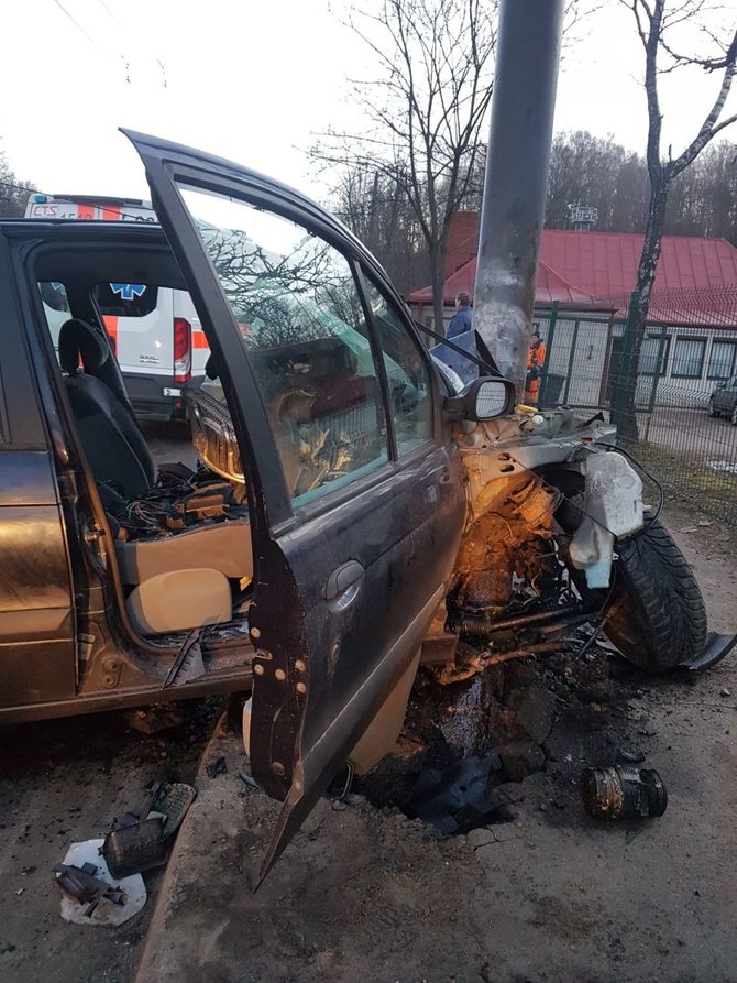 Kauno apskrities policijos nuotr./Tunelio gatvėje „Renault“ rėžėsi į stulpą