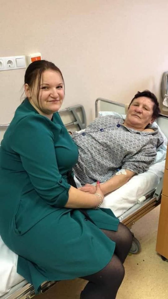 Asmeninio albumo nuotr./Regina Rašitova su dukra Jovita Plauškiene ligoninėje