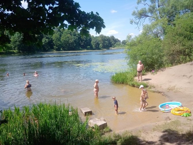 Skaitytojo Mariaus nuotr./Vilniuje nuskendo prie tvenkinio poilsiavęs vyras