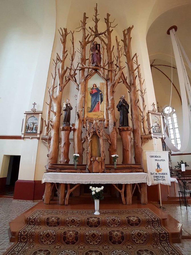 Rimos Norvilienės nuotr./Girdiškės bažnyčios ąžuolinis altorius
