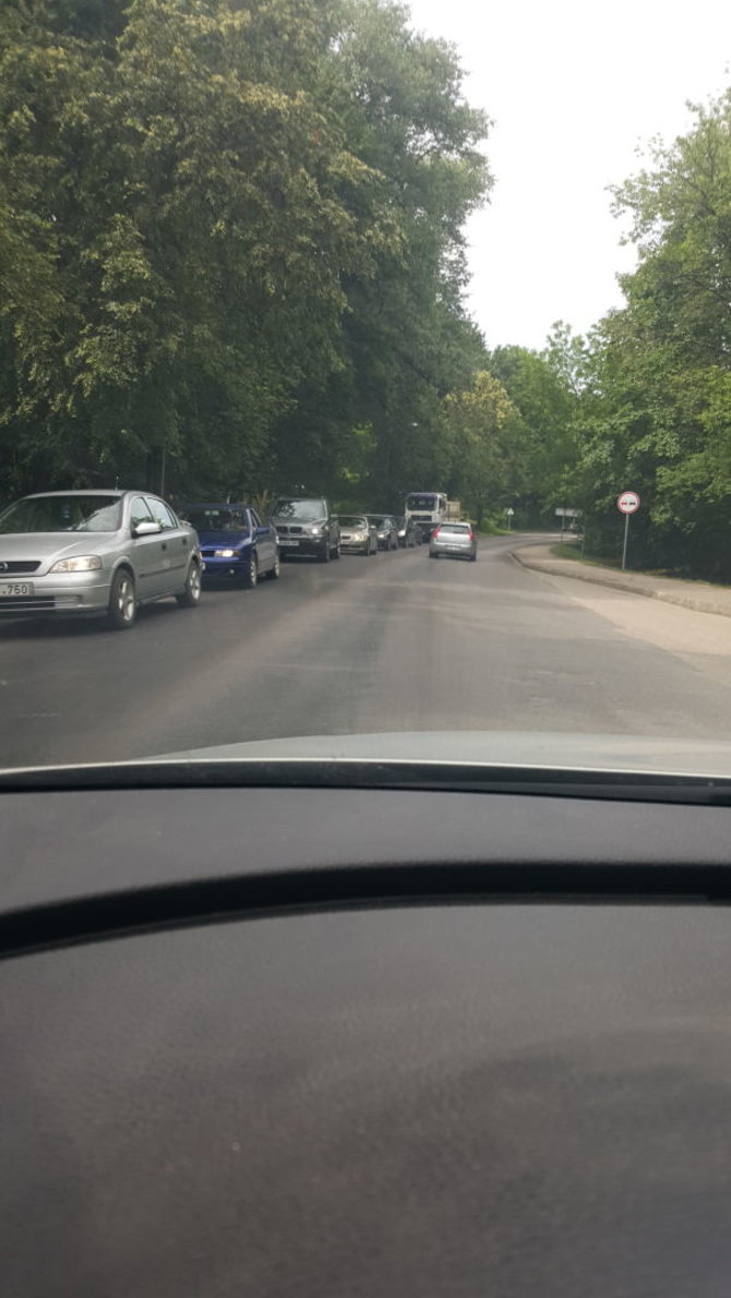 Skaitytojo nuotr./Nedidelė laukiančių automobilių eilė iš Raudondvario pusės
