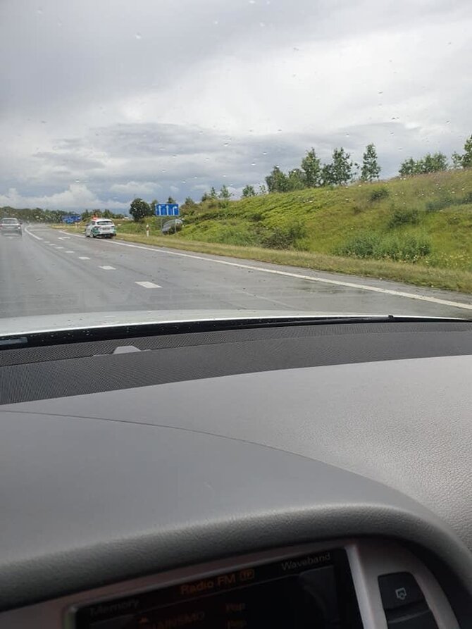 Kur stovi policija Kaune grupės nuotr. /Greitkelyje nuo kelio nulėkė BMW