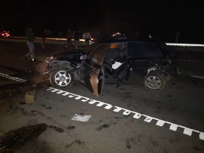 Skaitytojo Karolio nuotr./Greitkelyje „Audi“ avarija rėžėsi į atitvarus, nukentėjo 5 žmonės