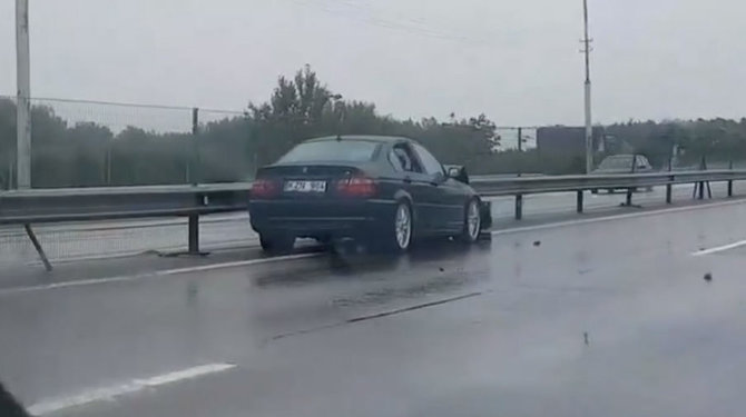 Feisbuko grupės „Reidas Vilniuje“ nuotr./BMW ir „Renault“ avarija greitkelyje