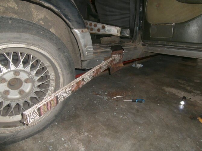 Kauno teritorinės muitinės nuotr./Ruso automobilyje aptiktos cigarečių „lazdos“
