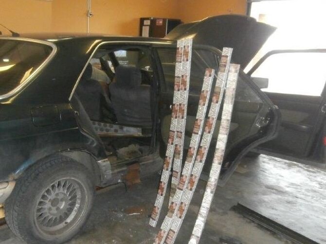 Kauno teritorinės muitinės nuotr./Ruso automobilyje aptiktos cigarečių „lazdos“