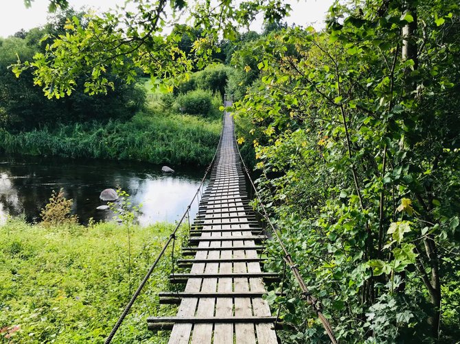 Rimos Norvilienės nuotr./Siūbuojantis beždžionių tiltas per Jūros upę
