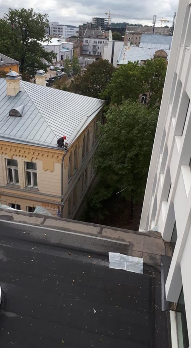 Skaitytojo Juliaus nuotr./VDU darbuotojas ant pastato stogo darbavosi be jokių apsaugų
