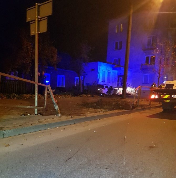 Kauno apskrities policijos nuotr./„Subaru“ Kaune kliudė stulpą, medį, išvertė tvorą ir apgadino namą