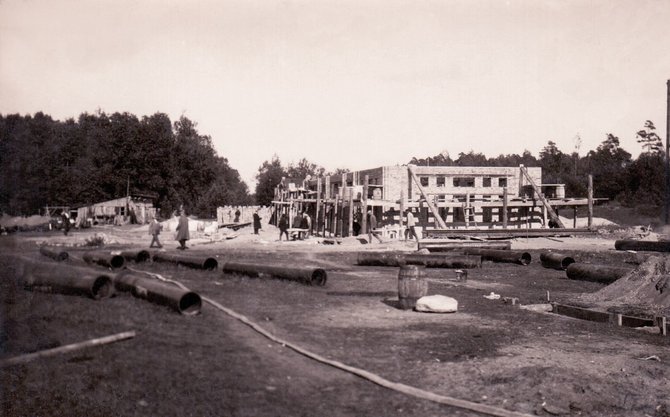 S.Kairio nuotrauka iš „Kauno vandenų“ archyvo/Vandentiekio stoties statyba Eiguliuose 1928 m. 