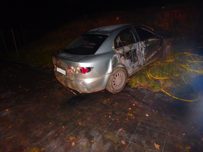 Kauno apskrities policijos nuotr./Akademijoje nuo kelio nulėkė girto vairuotojo nesuvaldyta „Mazda“