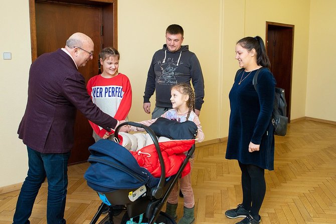 Kauno miesto savivaldybės nuotr./ V.Matijošaišis sveikina kūdikio susilaukusią kauniečių šeimą