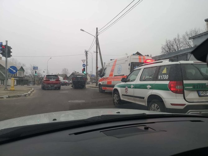 Skaitytojo nuotr./ Vilniuje „Peugeot“ rėžėsi į stulpą ir apvirto