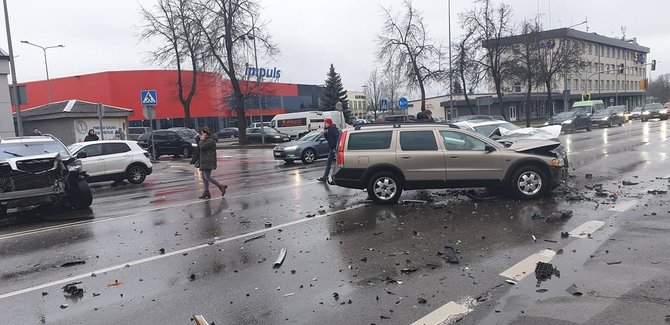Feisbuko grupės „Pagalba vairuotojams Šiauliuose“ nuotr./Šiaulių Tilžės gatvėje susidūrė trys automobiliai