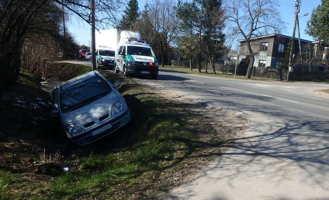 Kauno apskrities policijos nuotr./Kaune į griovį nulėlė girtos moters vairuojamas „Renault“