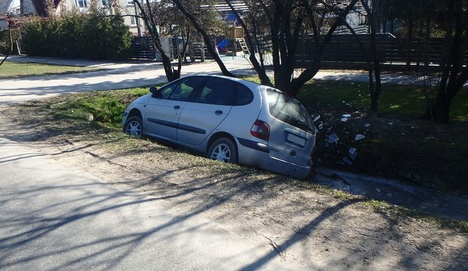 Kauno apskrities policijos nuotr./Kaune į griovį nulėlė girtos moters vairuojamas „Renault“